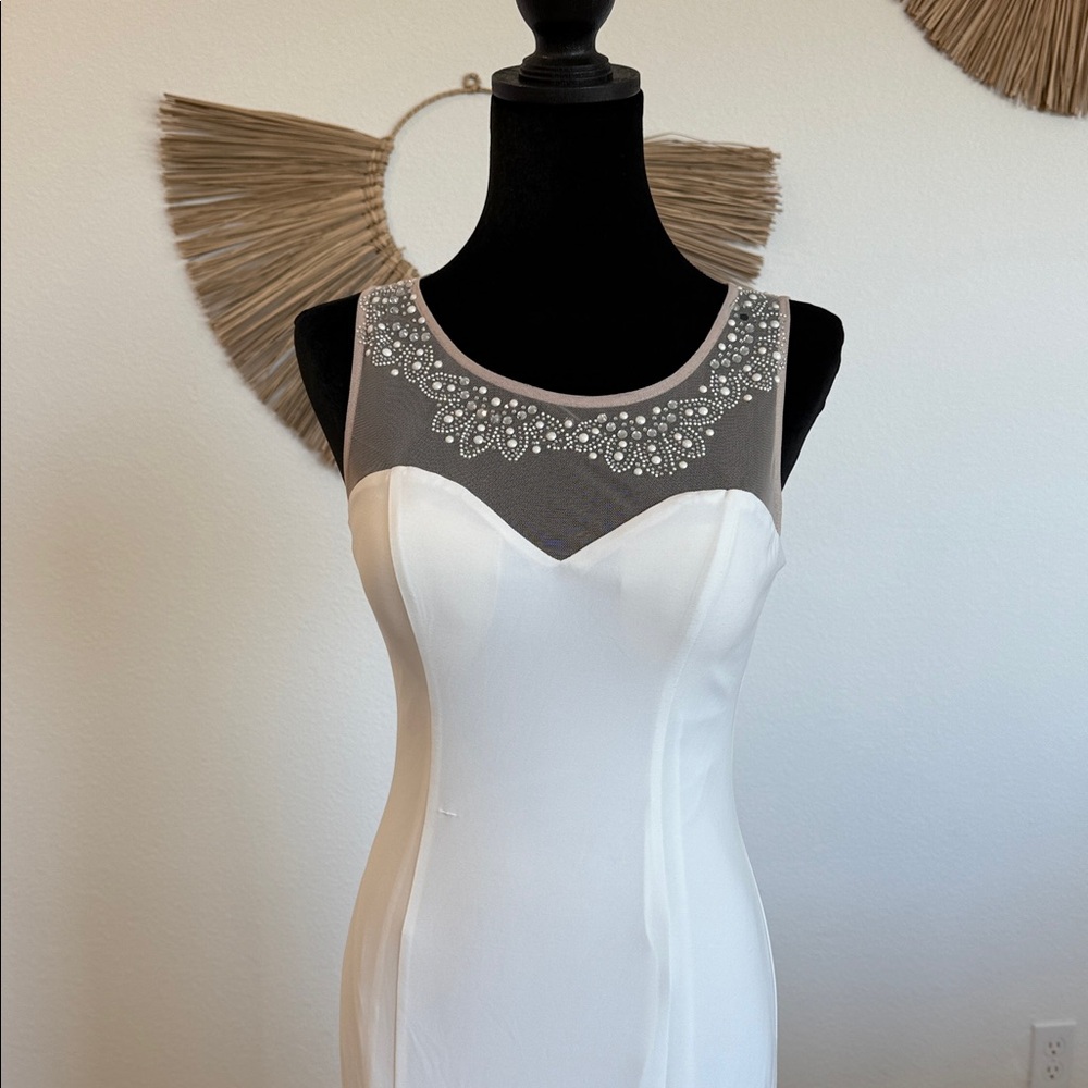 Adrianna Papell Elegant White Maxi Dress with Black Mesh - Picture 5 of 17